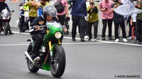 Jokowi mengendarai motor custom dengan warna hijau garapan Katros Garage. Foto: Fotografer Istana Kepresidenan Agus Suparto