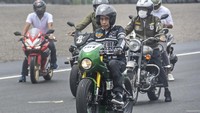 Sentuhan grafis juga terlihat terpampang mulai dari bagian tangki hingga bagian fairing motor. Motor custom berkelir hijau dan hitam ini merupakan hasil garapan Katros Garage. ANTARA FOTO/AHMAD SUBAIDI