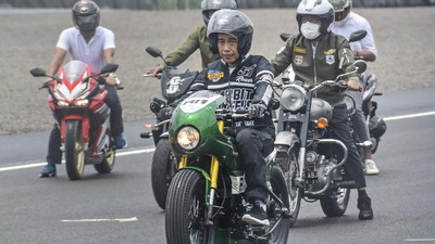 Gaya Retro Jokowi Saat Jajal Sirkuit Mandalika
