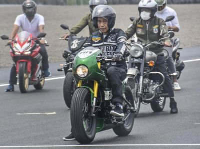 Gaya Retro Jokowi Saat Jajal Sirkuit Mandalika