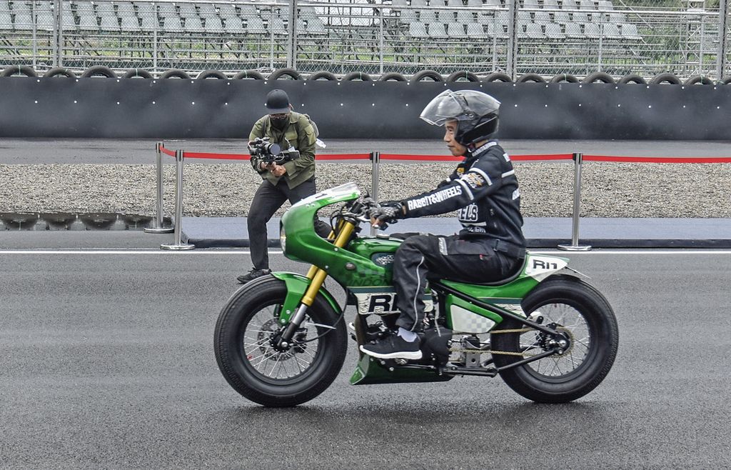 Presiden Joko Widodo mengendarai sepeda motor custom Kawasaki W175 saat mencoba lintasan sirkuit pada acara peresmian Pertamina Mandalika International Street Circuit di KEK Mandalika, Praya, Lombok Tengah, NTB, Jumat (12/11/2021). Presiden Jokowi melakukan kunjungan kerja ke Lombok dalam rangka meresmikan Sirkuit Mandalika dan Jalan Bypass BIL-Mandalika. ANTARA FOTO/Ahmad Subaidi/wsj.