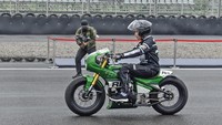 Posisi jok motor custom Jokowi sebelumnya diketahui rata hampir sejajar dengan tangki bensin. Ubahan terbaru kini baya cafe racer diperkuat menggunakan bodi fairing depan dan posisi stang yang lebih tinggi. ANTARA FOTO/AHMAD SUBAIDI