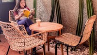 Nongkrong di kafe sambil ngopi dan baca buku jadi pilihan Kiky menghabiskan waktu santai. Komika yang dikenal sebagai sosok yang ceria ini pernah juga melakukan roasting pada Fadli Zon hingga Susi Pudjiastuti.  Foto: Instagram @kikysaputrii