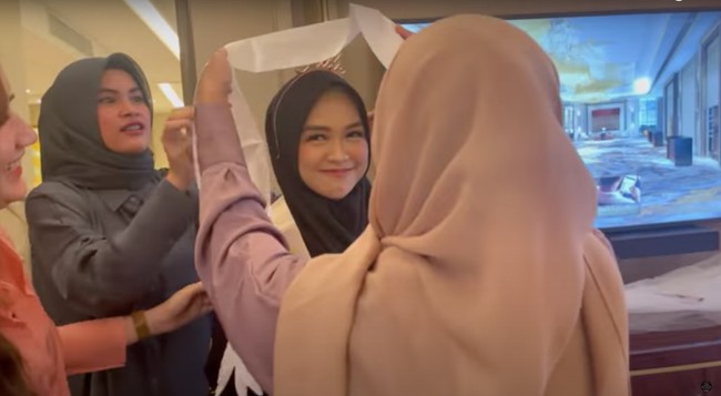 Melalui unggahan video di channel YouTube Tri Atika yang bertajuk Kejutan Bang TR Untuk Ricis Di Malam Terakhir Sebelum Sah! Bridal Shower itu terlihat acara bridal shower berlangsung dengan lancar dan dipenuhi canda tawa. Raut wajah bahagia pun tampak jelas di wajah Ria Ricis. Foto: YouTube/Tri Atika