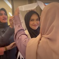 Melalui unggahan video di channel YouTube Tri Atika yang bertajuk Kejutan Bang TR Untuk Ricis Di Malam Terakhir Sebelum Sah! Bridal Shower itu terlihat acara bridal shower berlangsung dengan lancar dan dipenuhi canda tawa. Raut wajah bahagia pun tampak jelas di wajah Ria Ricis. Foto: YouTube/Tri Atika