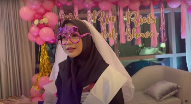 Ria Ricis sendiri awalnya mengaku tidak tahu jika para sahabatnya itu ternyata diam-diam sudah menyiapkan acara bridal shower untuknya. Ketika masuk ke kamar hotel Ricis pun kaget melihat para sahabat yang ternyata sudah menunggunya. Tak hanya itu saja, Ricis juga mengatakan bahwa acara bridal showernya itu diadakan dini hari, jam 1 pagi. Foto: YouTube/Tri Atika