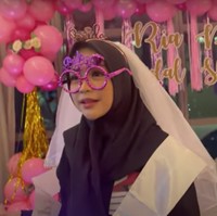 Ria Ricis sendiri awalnya mengaku tidak tahu jika para sahabatnya itu ternyata diam-diam sudah menyiapkan acara bridal shower untuknya. Ketika masuk ke kamar hotel Ricis pun kaget melihat para sahabat yang ternyata sudah menunggunya. Tak hanya itu saja, Ricis juga mengatakan bahwa acara bridal showernya itu diadakan dini hari, jam 1 pagi. Foto: YouTube/Tri Atika