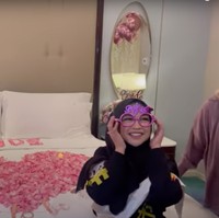 Kamar hotel tersebut tampak sudah didekorasi sedemikian rupa oleh para sahabat Ria Ricis. Kasurnya pun telah dihias dengan taburan bunga yang dibentuk menjadi tulisan bride dan bentuk hati. Foto: YouTube/Tri Atika