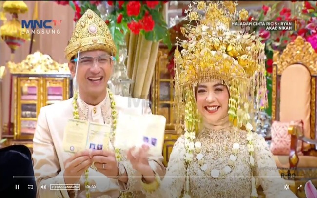 Wajah Ria Ricis tampil cantik berkat pulasan makeup dari penata rias Ernia Aprilia atau dikenal juga dengan nama Ernia Red Berry. Wanita berusia 26 tahun ini tampak segar dengan lipstik warna merah menyala. Foto: Dok. Tangkapan Layar MNCTV