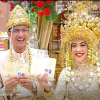 Wajah Ria Ricis tampil cantik berkat pulasan makeup dari penata rias Ernia Aprilia atau dikenal juga dengan nama Ernia Red Berry. Wanita berusia 26 tahun ini tampak segar dengan lipstik warna merah menyala. Foto: Dok. Tangkapan Layar MNCTV