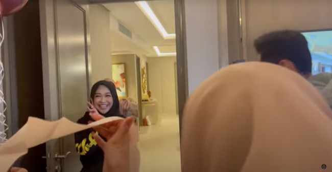 Ria Ricis dan Teuku Ryan hari ini telah resmi menjadi pasangan suami-istri. Sebelum pernikahan keduanya, para sahabat Ricis terlihat menyempatkan diri untuk memberikan Ricis kejutan acara bridal shower di sebuah hotel. Foto: YouTube/Tri Atika