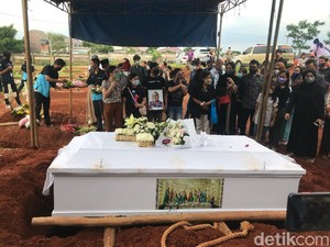 Tangis Istri Pecah saat Jenazah Rony Dozer Dimakamkan