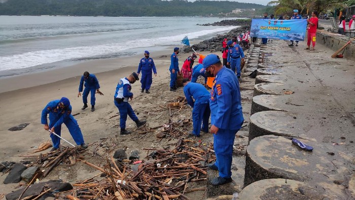 Sampah di Pantai Pangandaran