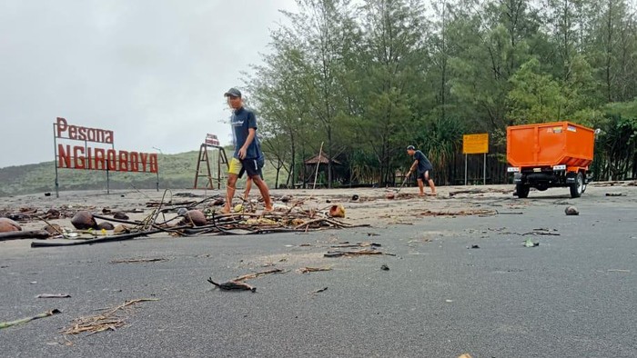 Sampah Menumpuk Usai Luapan Banjir, Ini Langkah Pengelola Wisata Pantai Pacitan
