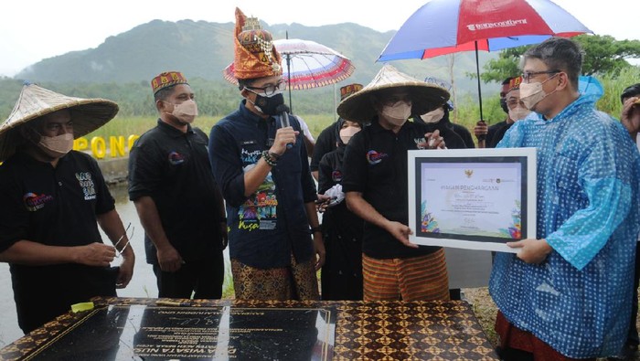 Sandiaga Uno di desa wisata Aceh.