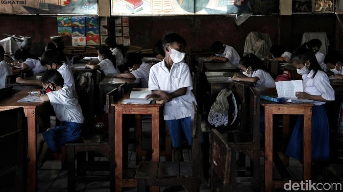 Pandemi Corona yang merebak membuat Sekolah Darurat Kartini milik ibu kembar Sri Rossyati dan Sri Irianingsih terpaksa tutup. Kini, sekolah sudah kembali dibuka.