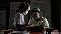 Tetapi menurut ibu kembar ini,  metode seperti itu kurang efektif untuk murid mereka karena kebanyakan orang tua murid di sekolah ini merupakan warga kurang mampu. Sehingga banyak faktor yang menyulitkan sistem belajar online saat itu. 