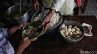 Selain itu ibu kembar ini juga memberikan asupan yang bergizi kepada murid guna menjaga kesehatan dan daya tahan tubuh saat proses belajar. Asupan yang di berikan adalah makanan 4 sehat 5 sempurna. Seperti ayam, telur sayur, nasi dan susu. Makanan ini diberikan secara gratis oleh ibu kembar.