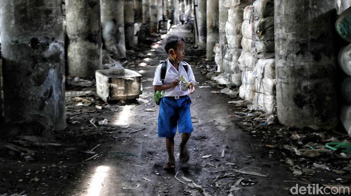 Pandemi Corona yang merebak membuat Sekolah Darurat Kartini milik ibu kembar Sri Rossyati dan Sri Irianingsih terpaksa tutup. Kini, sekolah sudah kembali dibuka.