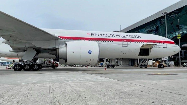 Garuda Indonesia pada hari ini, Jumat (12/11) menggelar penerbangan tematik Presidents Flight. Layanan ini bernuansa penerbangan kenegaraan lho.