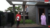 Sule memberikan hadiah rumah untuk Nathalie Holscher dalam rangka merayakan hari jadi pernikahan mereka. Foto: YouTube Sule Family