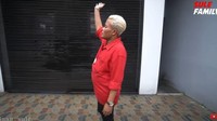 Meski begitu, rumah ini juga memiliki sebuah garasi yang bisa menampung beberapa kendaraan. Foto: YouTube Sule Family