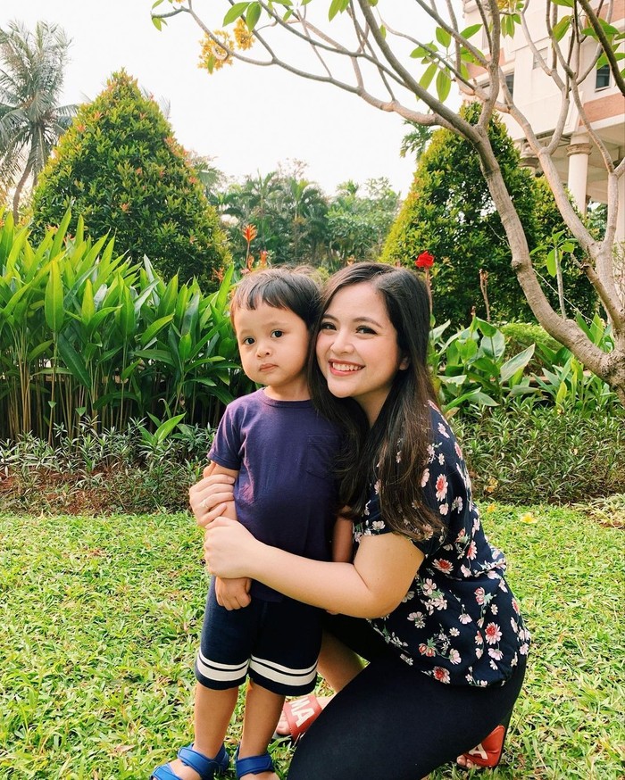 Tasya Kamila dan Anaknya