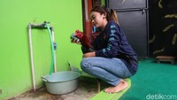 Bahkan, dia pernah mengalami pengalaman pahit saat ayam yang sudah bayar setengah harga tiba-tiba mati mendadak. Hal tersebut, lata Monita karena penyakit yang tidak terlihat secara fisik.
