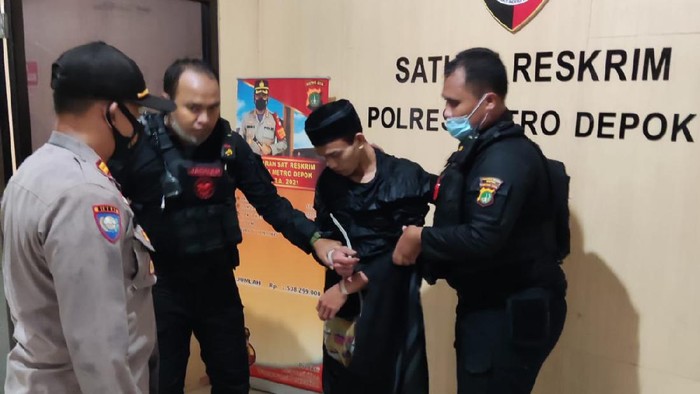 Tim Jaguar mengamankan pria yang mengamuk dan ancam panah warga di Depok