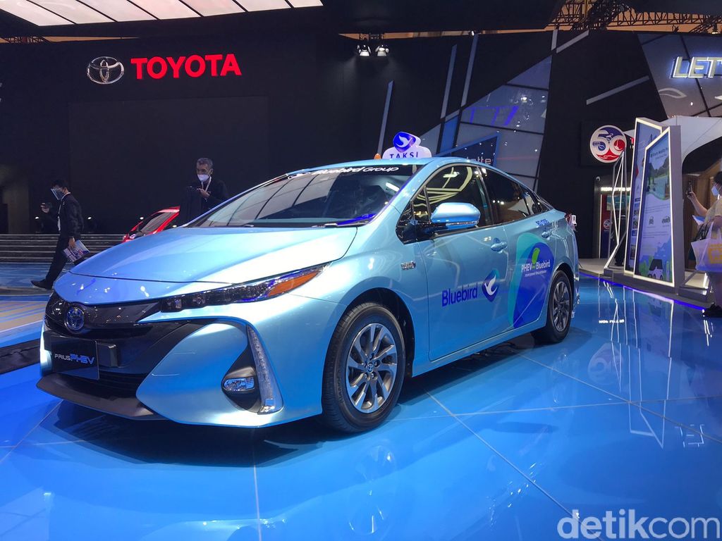Toyota Prius PHEV jadi Taksi BlueBird