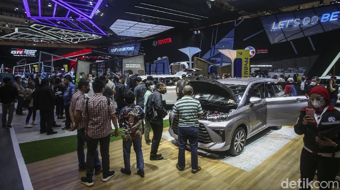 Gaikindo Indonesia International Auto Show atau GIIAS 2021 resmi dibuka, Kamis (11/11). Hari ini, antusiasme warga untuk melihat-lihat mobil terbaru sangat tinggi.