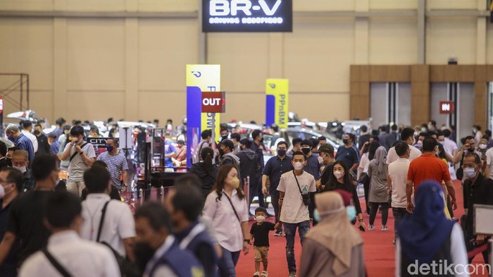 Gaikindo Indonesia International Auto Show atau GIIAS 2021 resmi dibuka, Kamis (11/11). Hari ini, antusiasme warga untuk melihat-lihat mobil terbaru sangat tinggi.