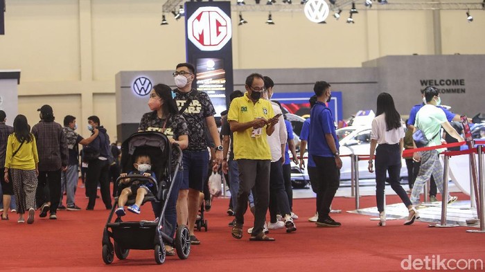 Tumpah Ruah! Seperti Ini Antusiasme Masyarakat di GIIAS 2021 Gaikindo Indonesia International Auto Show atau GIIAS 2021 resmi dibuka, Kamis (11/11). Hari ini, antusiasme warga untuk melihat-lihat mobil terbaru sangat tinggi.