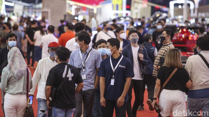 Gaikindo Indonesia International Auto Show atau GIIAS 2021 resmi dibuka, Kamis (11/11). Hari ini, antusiasme warga untuk melihat-lihat mobil terbaru sangat tinggi.