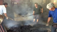 Ada juga Singapores Disappearing Trade Tour dengan berkunjung ke berbagai pabrik tradisional. Traveler akan diajak mengunjungi kedai kopi dan panggang kopi tradisional, pembuat rumah kertas yang identik dengan sembahyang peranakan tionghoa, dan pabrik roti tradisional yang masih bertahan di Singapura.