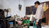 Pihaknya berharap petugas melaksanakan penangkapan berdasarkan pasal 112 KUHAP dan menahan AG layaknya 2 tersangka sebelumnya yang telah ditahan. Mengingat Pasal 266 Ayat 2 dan Pasal 480 KUHP tentang Pemalsuan Surat dan Penadahan yang disangkakan telah memenuhi syarat objektif penahanan, yaitu ancaman pidana di atas lima tahun.