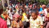 Dalam video yang beredar, tampak bapak-bapak dan ibu-ibu mengarak dan mengusung patung Jokowi meniti Gunung Sunu. Mereka juga tampak bersorak sorai saat membawa patung tersebut di gunung. Screenshot feed Instagram @el.bastel