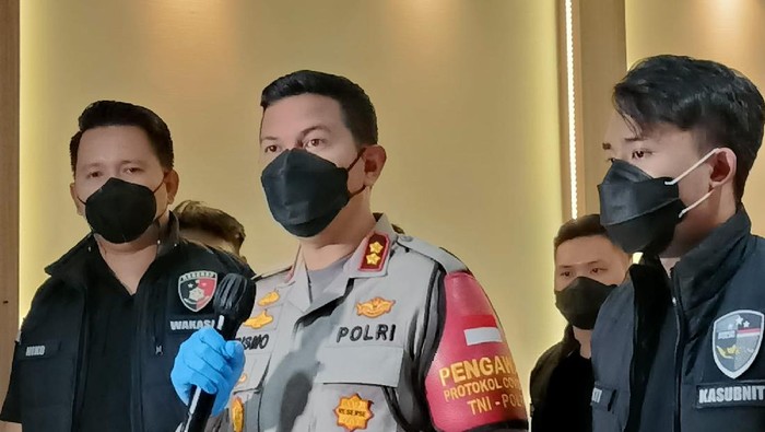 Wakapolres Metro Jakbar AKBP Bismo merilis penangkapan pinjol ilegal