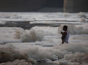 Warga India Rayakan Hari Keagamaan dengan Mandi di Sungai yang Tercemar
