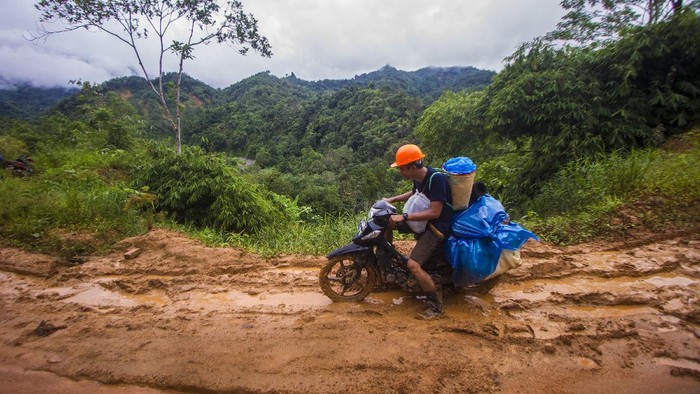 Waspada La Nina, Kabupaten di Kalsel Ini Siaga Bencana Pengendara sepeda motor terjatuh saat melintas di jalan desa yang rusak pascabencana tanah longsor di Desa Datar Ajab, Kabupaten Hulu Sungai Tengah, Kalimantan Selatan, Jumat (12/11/2021). Pemerintah Kabupaten Hulu Sungai Tengah Provinsi Kalimantan Selatan menetapkan status siaga bencana Hidrometerologi yaitu banjir, tanah longsor dan puting beliung selama empat bulan dari 10 Nopember 2021 hingga 10 Maret 2022 untuk meningkatkan kewaspadaan terhadap fenomena alam La Nina dengan potensi peningkatan curah hujan yang tinggi. ANTARA FOTO/Bayu Pratama S/aww.