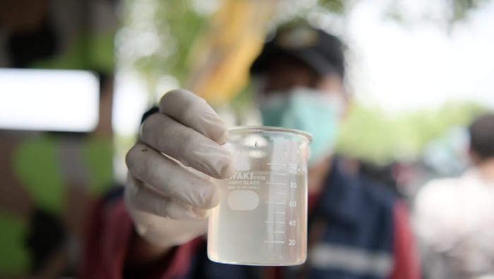 Air kali rasmi Bekasi diuji ke laboratorium