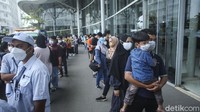 Pengunjung yang sedang antre masuk terpantau pukul 11.00 WIB.
