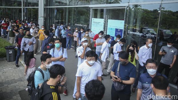 GAIKINDO Indonesia International Auto Show (GIIAS) 2021 telah resmi dibuka pada 11 November 2021 lalu, hari ini adalah hari ke-tiga. Antusiasme pecinta otomotif terhadap penyelenggaraan GIIAS 2021 telah terlihat dari hari pertama dibukanya untuk umum.