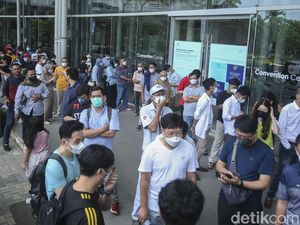Akhir Pekan, Begini Panjangnya Antrean Masuk GIIAS 2021