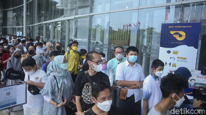 Akhir Pekan, Begini Panjangnya Antrean Masuk GIIAS GAIKINDO Indonesia International Auto Show (GIIAS) 2021 telah resmi dibuka pada 11 November 2021 lalu, hari ini adalah hari ke-tiga. Antusiasme pecinta otomotif terhadap penyelenggaraan GIIAS 2021 telah terlihat dari hari pertama dibukanya untuk umum.