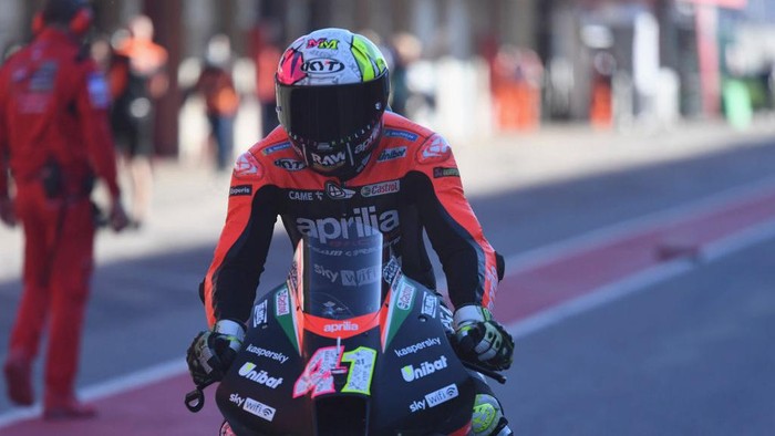 LAGOA, ALGARVE, PORTUGAL - NOVEMBER 05: Aleix Espargaro of Spain and Aprilia Racing Team Gresini  returns  in box during the MotoGP Of Portugal - Free Practice  on November 05, 2021 in Lagoa, Algarve, Faro. (Photo by Mirco Lazzari gp/Getty Images)