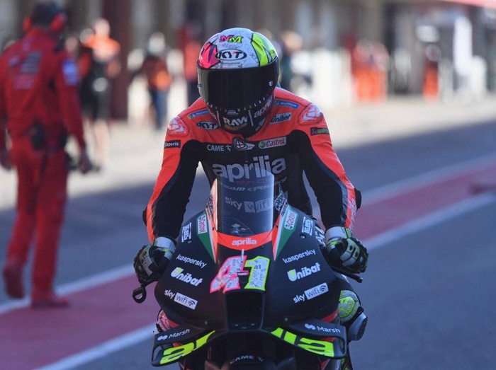 LAGOA, ALGARVE, PORTUGAL - NOVEMBER 05: Aleix Espargaro of Spain and Aprilia Racing Team Gresini  returns  in box during the MotoGP Of Portugal - Free Practice  on November 05, 2021 in Lagoa, Algarve, Faro. (Photo by Mirco Lazzari gp/Getty Images)