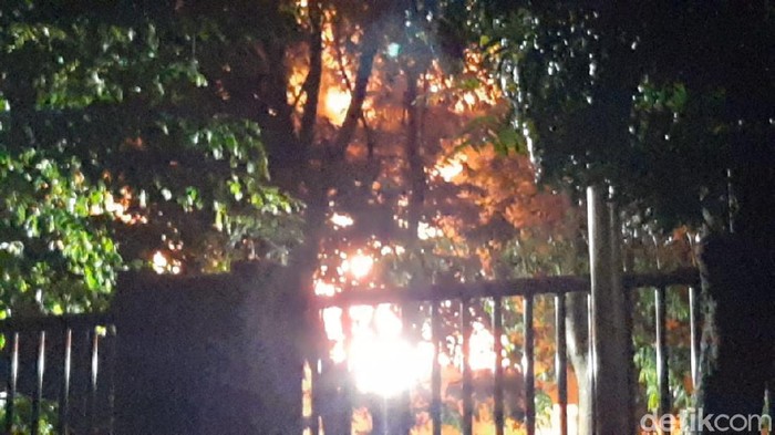Api masih berkobar di tangki Pertamina Cilacap yang terbakar. Foto diambil Sabtu (13/11/2021), pukul 21.40 WIB.