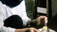 Tak gengsi makan di pinggir jalan. Nissa pasang foto dirinya saat tengah menikmati semangkuk mie instan di salah satu warung kopi. Foto: Ist/Facebook/Instagram