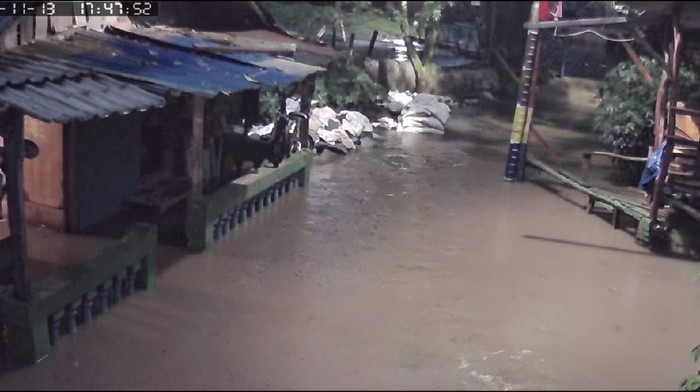 Banjir di Cipinang Melayu, Jaktim mencapai ketinggian 50 cm. (dok. istimewa).